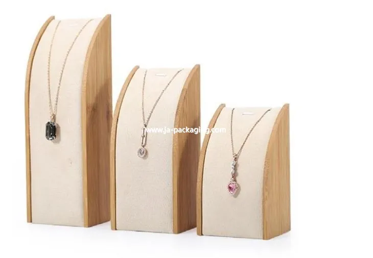 Busti di collana in legno di bambù