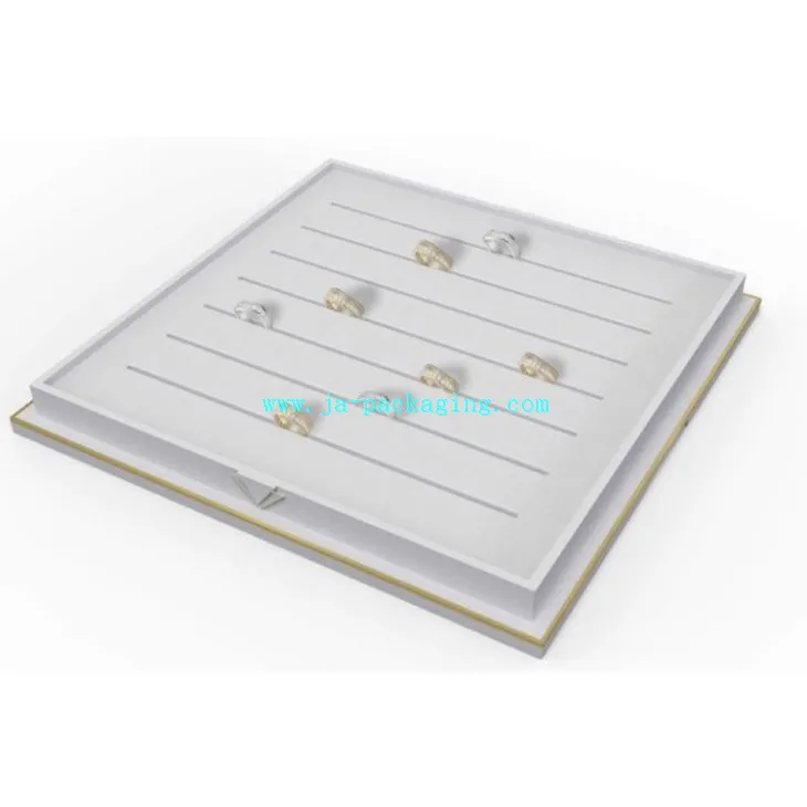 Vassoi ad anello avvolgenti bianchi con struttura in metallo ottone